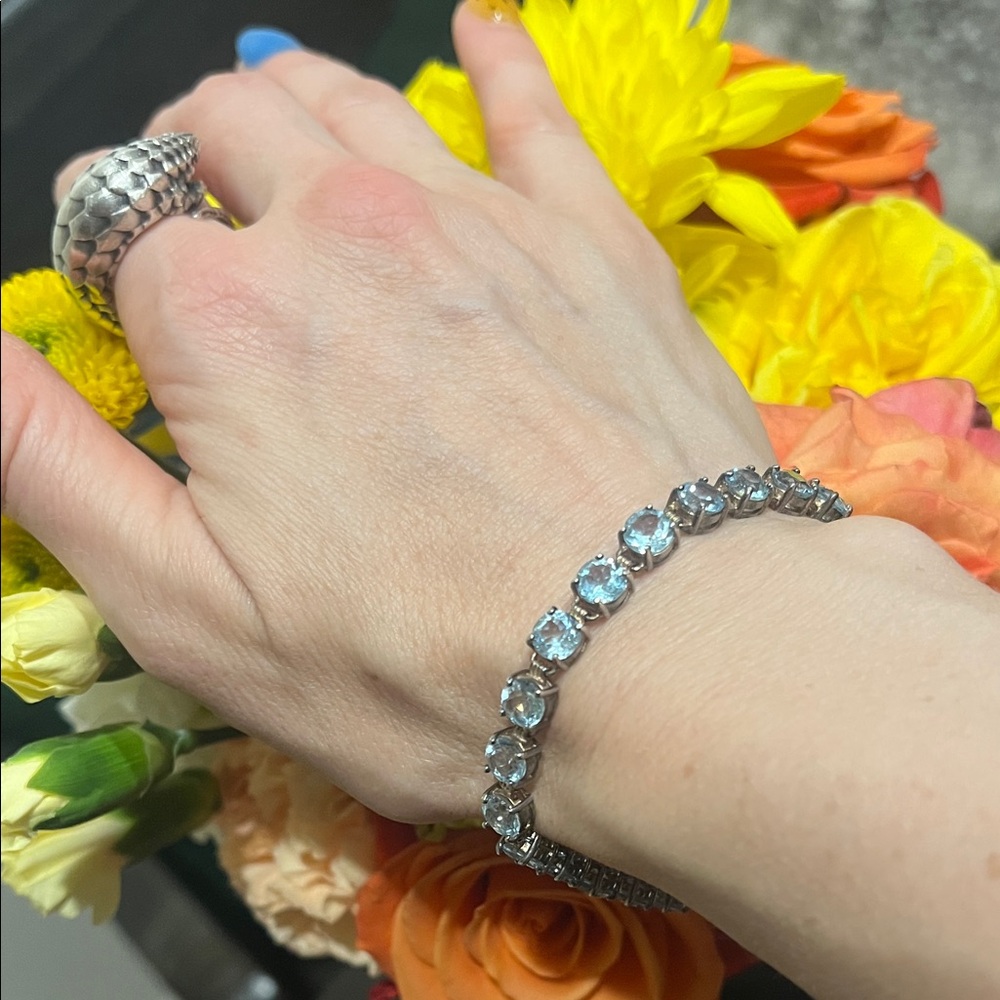 Elegant Silver Bracelet with aquamarine stones
